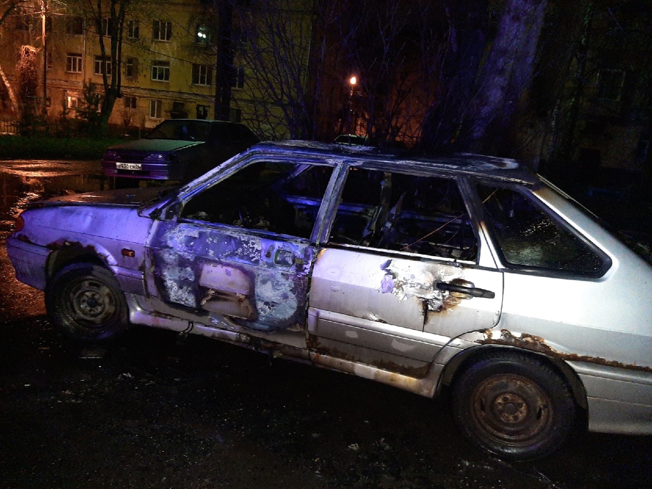 В Ярославле ночью подожгли два автомобиля