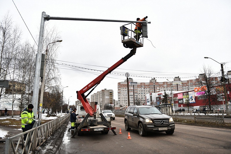 В Ярославле на проспекте Машиностроителей устанавливают новые светофоры