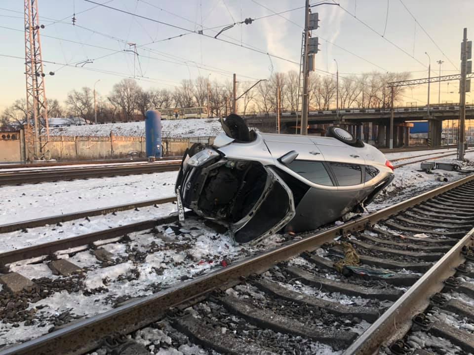 В Ярославле на железнодорожных путях перевернулось авто с дедушкой за рулем