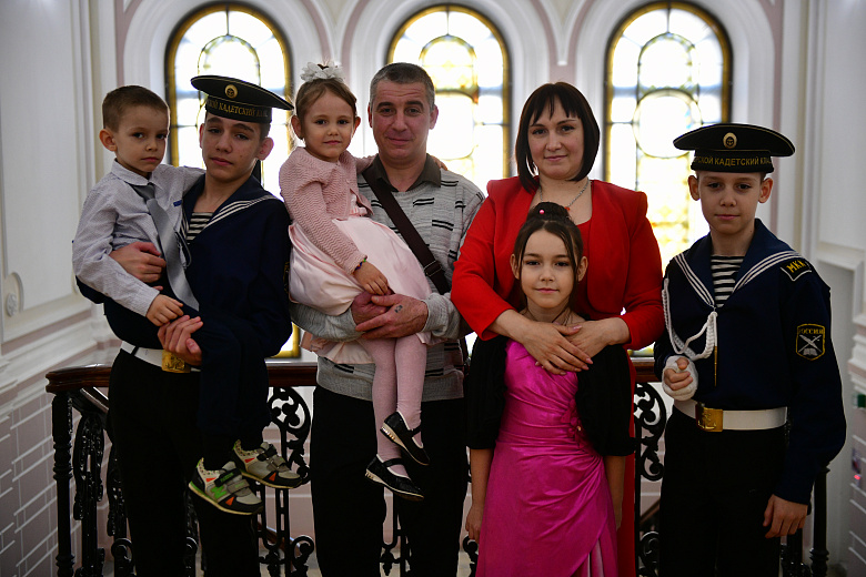Ярославскую многодетную семью наградили медалью «За верность родительскому долгу»