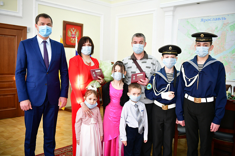Ярославскую многодетную семью наградили медалью «За верность родительскому долгу»