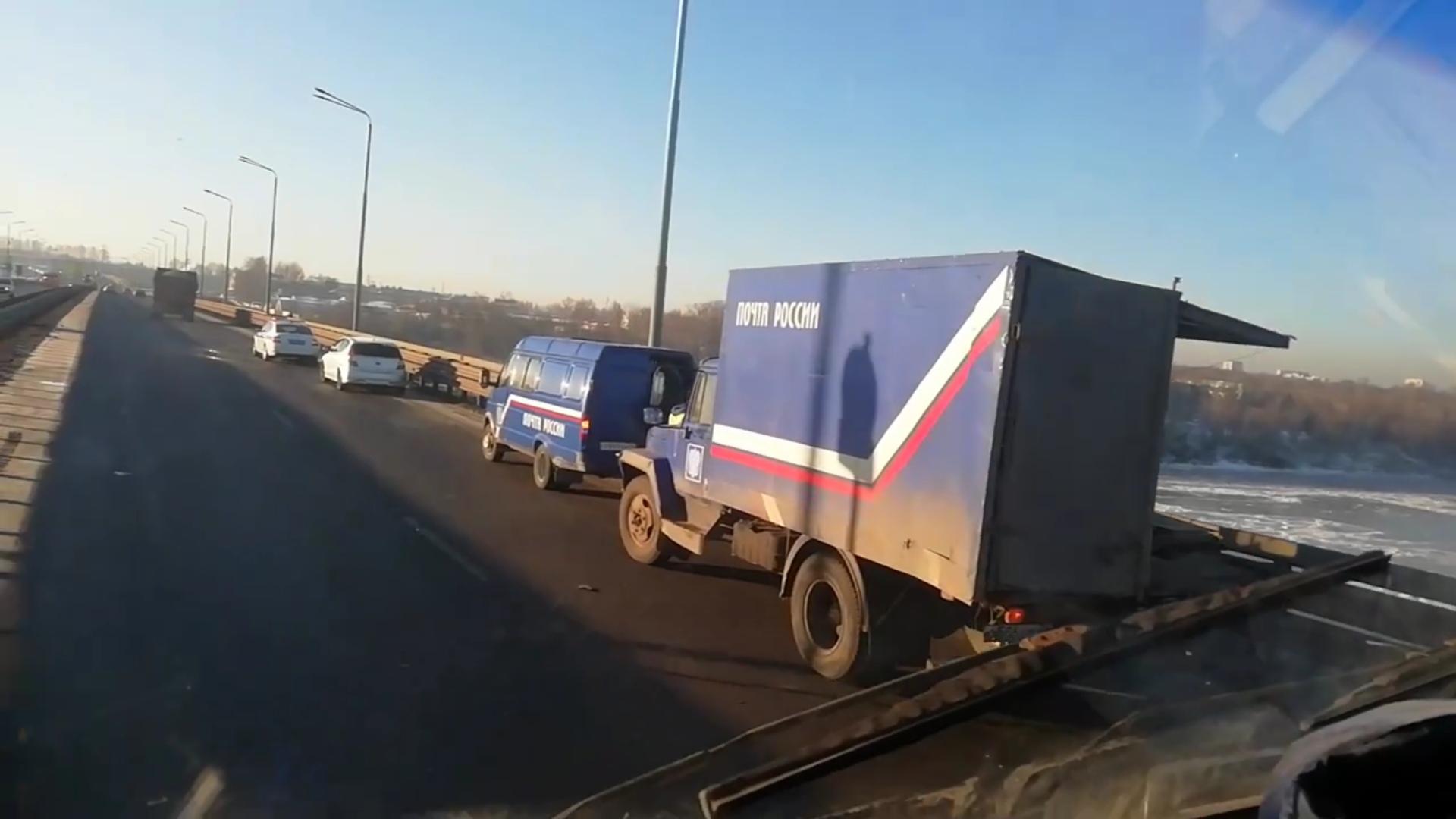 На Юбилейном мосту в Ярославле образовалась пробка из-за ДТП с участием почтовой машины
