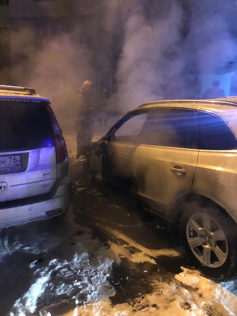 В Ярославле ночью сгорели две иномарки