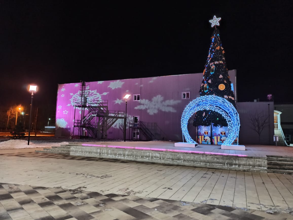 В Ярославле к Новому году украсили обновленный сквер на проспекте Машиностроителей