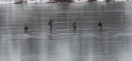 Под Рыбинском спасатели вытащили из водохранилища любителя зимней рыбалки