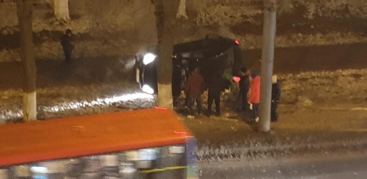 На Московском проспекте в Ярославле иномарка вылетела с дороги и перевернулась