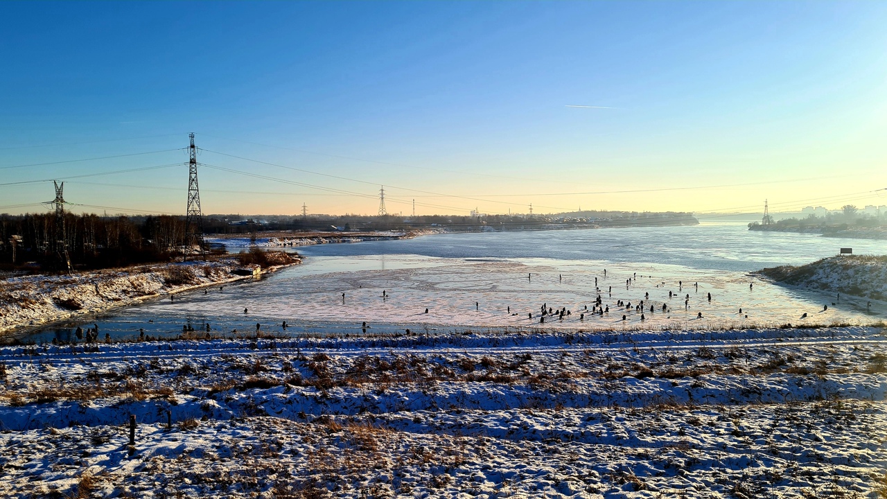 Красочное видео катания на коньках по льду Рыбинского водохранилища завирусилось в сети