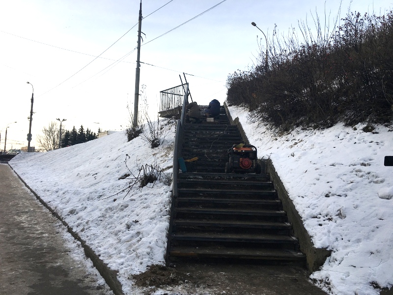 В Рыбинске ремонтируют лестничные спуски моста через Волгу