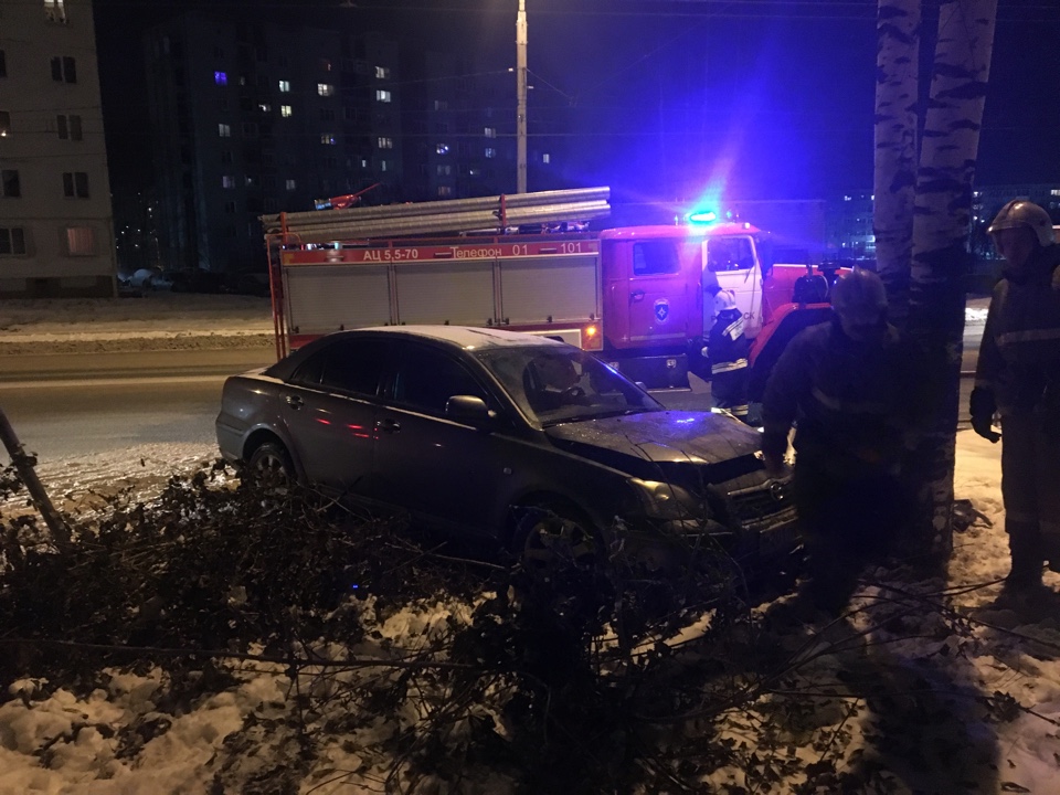 В Рыбинске иномарка врезалась в дерево: пострадала молодая женщина