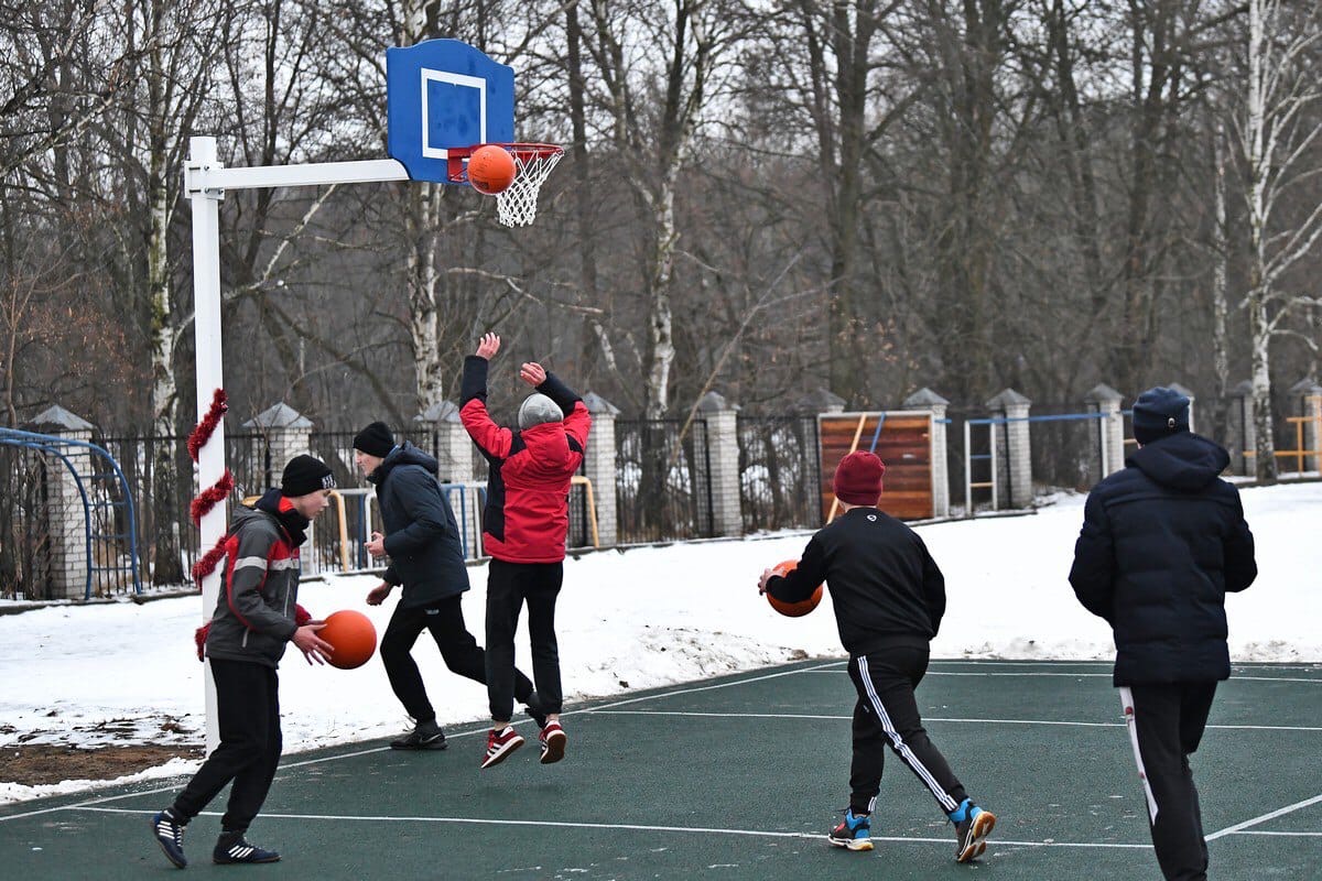 В Ярославле у школы-интерната открыли баскетбольную площадку