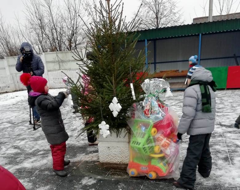 Детские дома Ярославской области получают живые елки и новогодние подарки