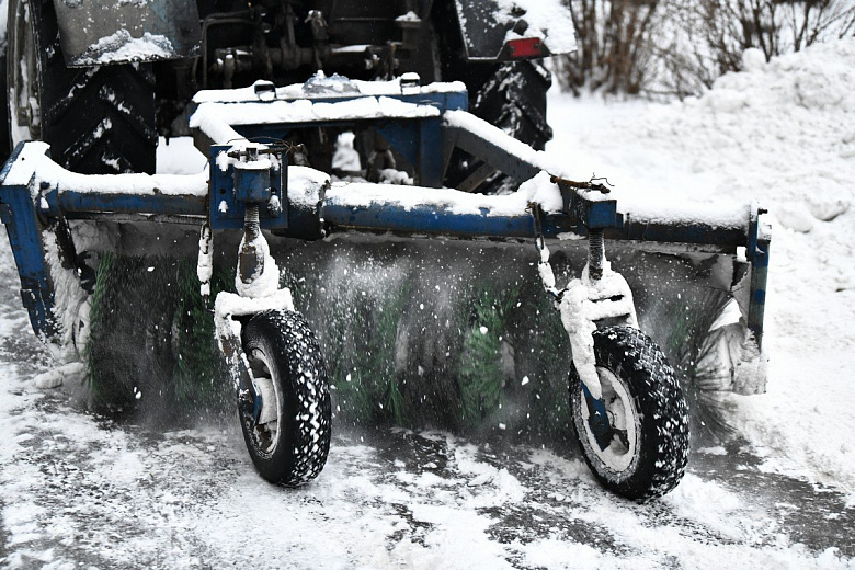 В Ярославле борются со снегом: власти рассказали, сколько займет уборка дворов
