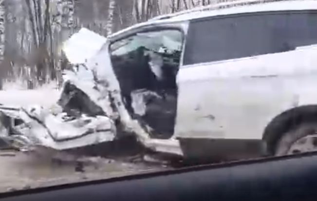 В страшном ДТП на выезде из Ярославля пострадали два водителя