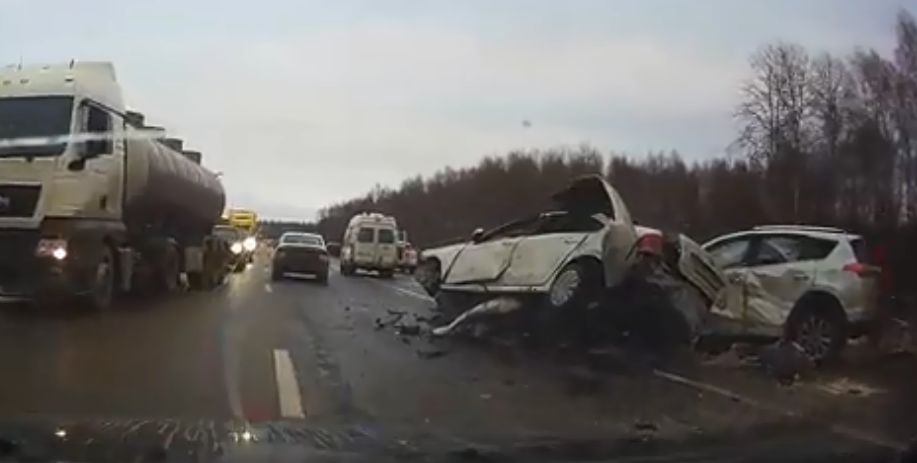 Две женщины погибли в крупном ДТП на трассе в Ярославской области
