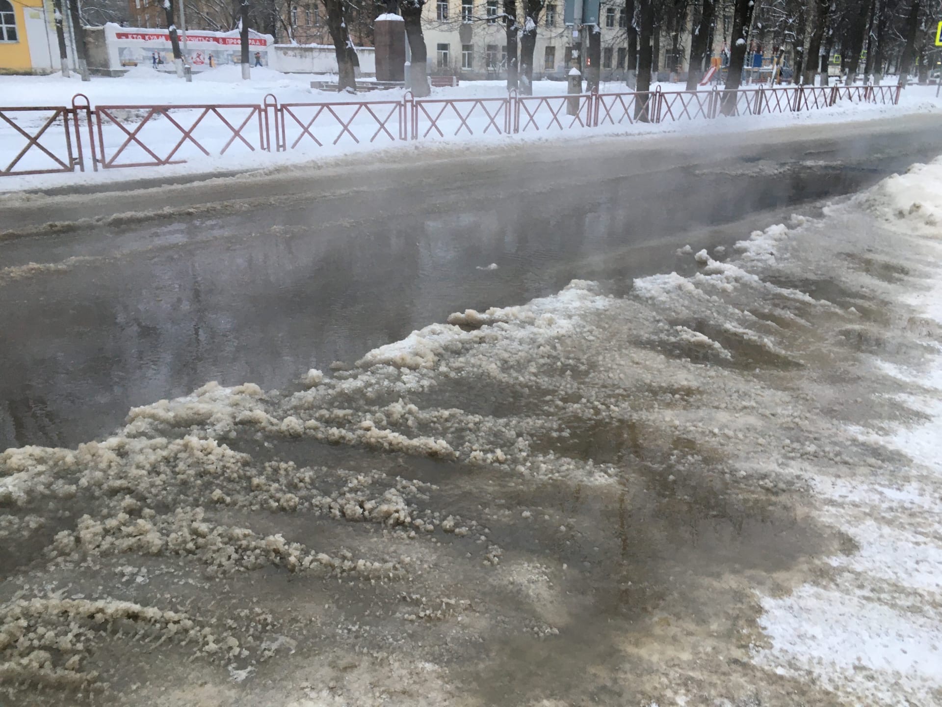 В Ярославле после обращения жителей устраняют утечку воды на проезжей части