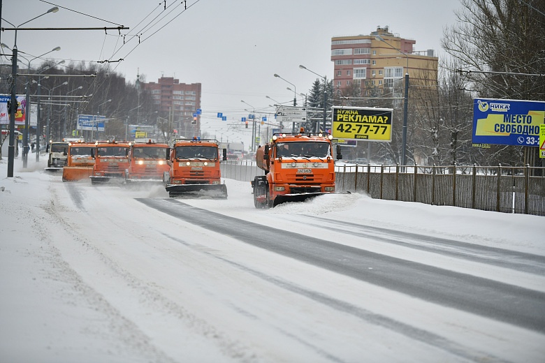 Полсотни единиц техники вышли убирать дороги Ярославля после снегопада