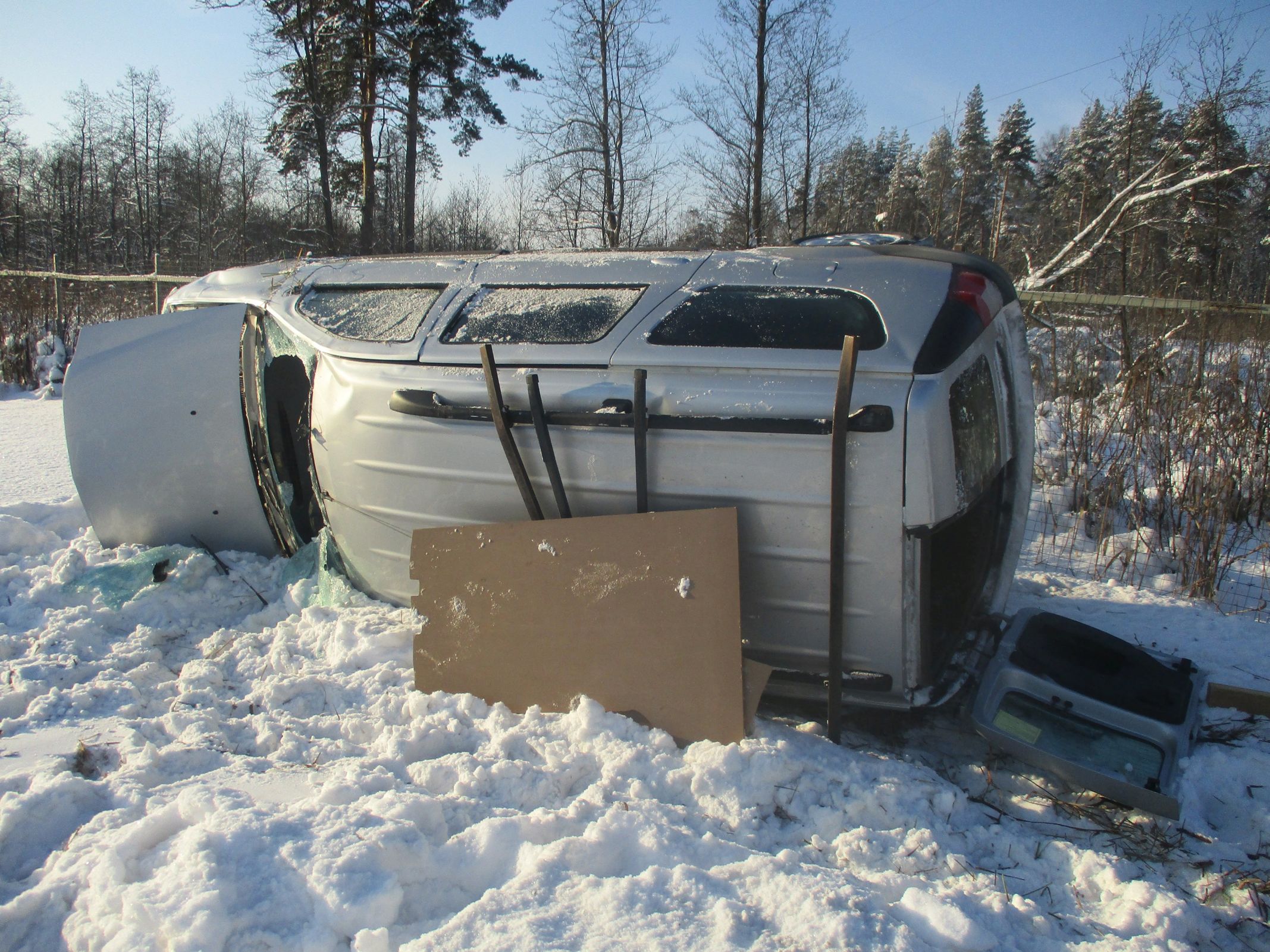 В Ярославской области водитель иномарки съехал в кювет и перевернулся: двое пострадавших