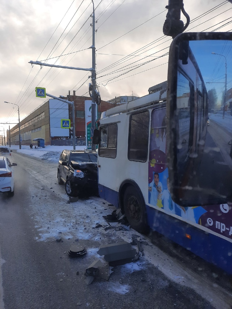 В Ярославле на Полушкиной роще водитель иномарки столкнулся с троллейбусом