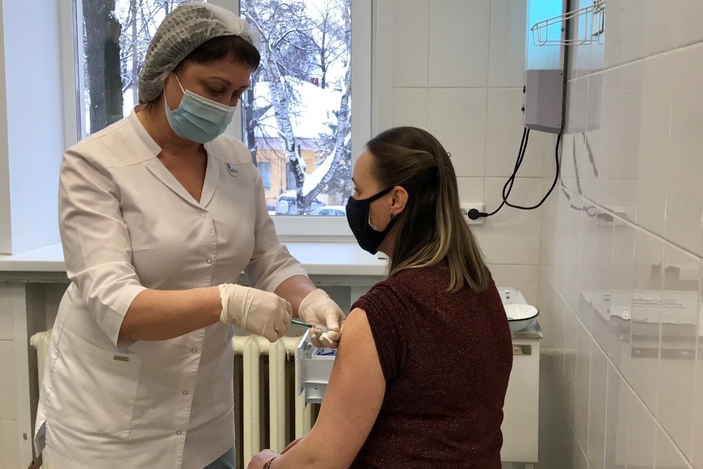 Около 100 человек сегодня сделали прививки от COVID-19 в Центральной городской больнице Ярославля