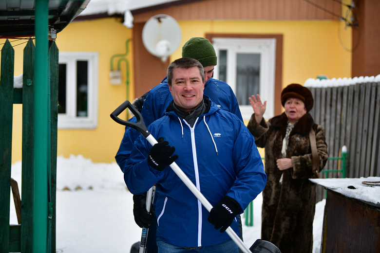 В Ярославле депутаты стали волонтерами и присоединились к акции «Снежный десант»