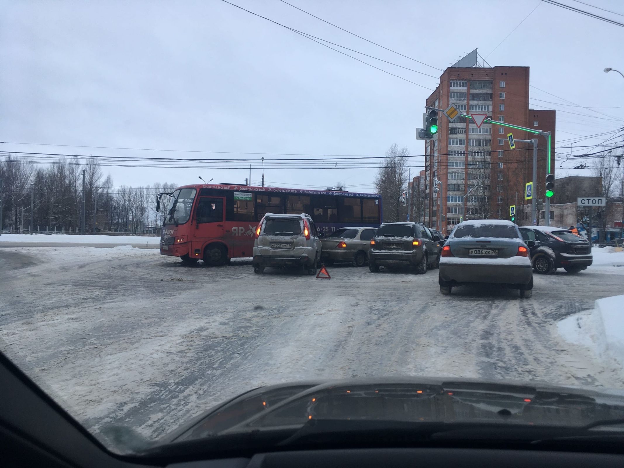 На оживленном перекрестке в Ярославле столкнулись маршрутка и пять автомобилей