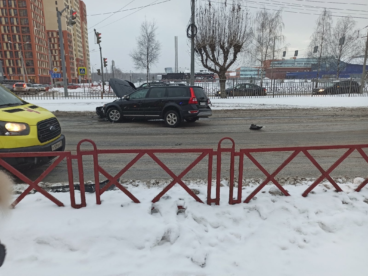 В сети появилось видео ДТП на проспекте в Ярославле, в котором пострадал 19-летний водитель