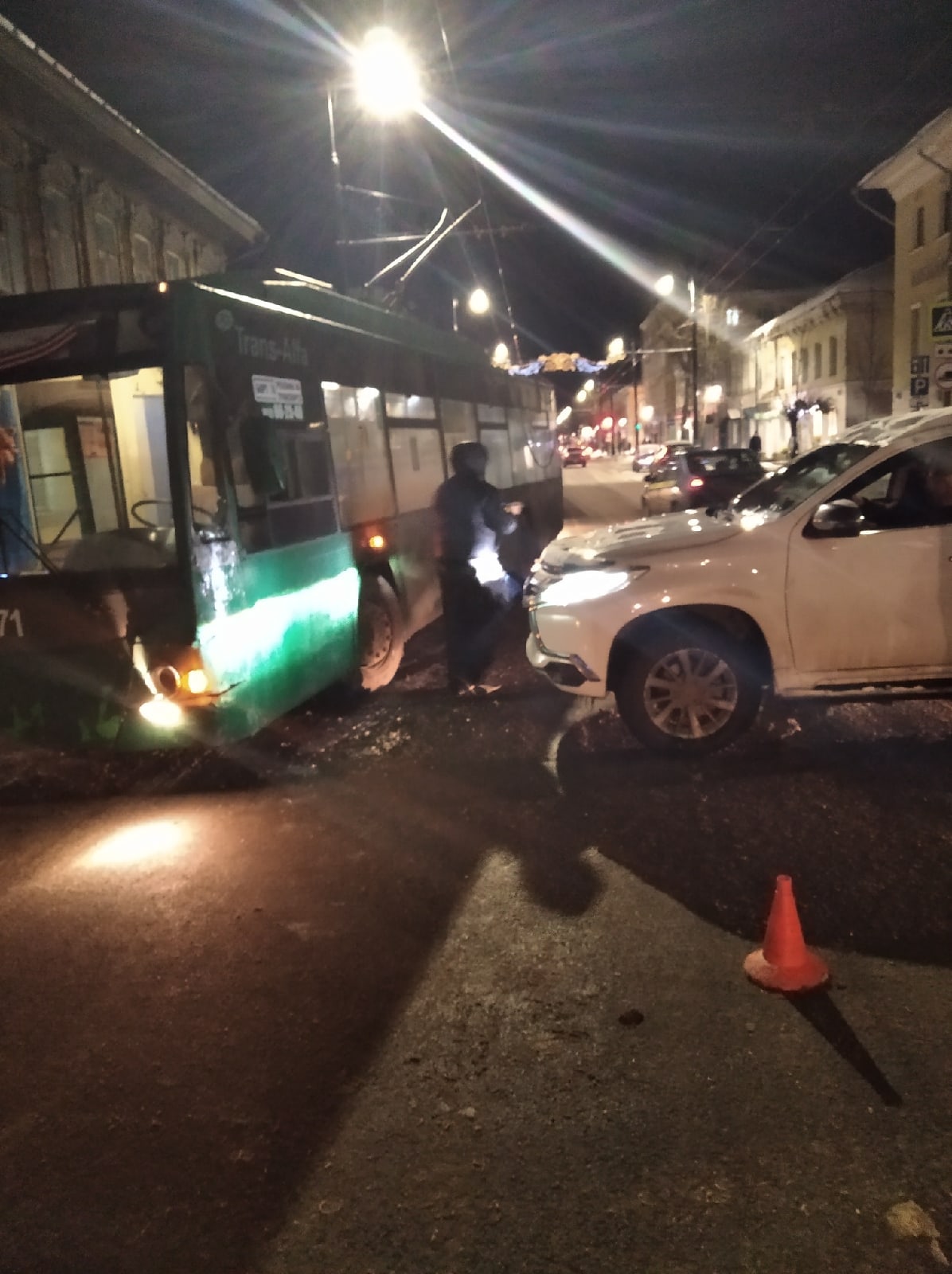 В Рыбинске машина съемочной группы детективного сериала столкнулась с троллейбусом