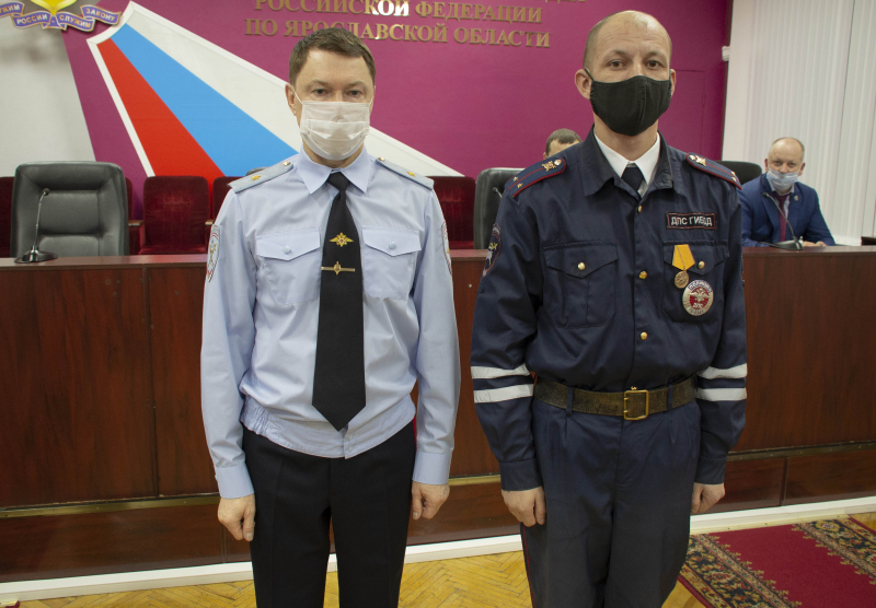 В Ярославской области наградили полицейских, спасших людей из пожара