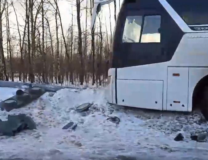 В Ярославской области автобус снес светофор, который упал на иномарку