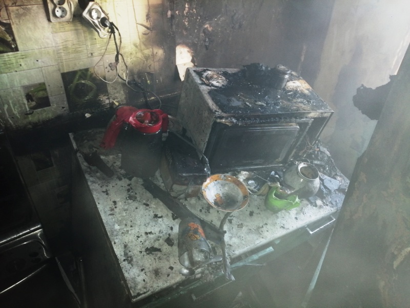 В Ярославской области пожарные спасли с балкона горящей квартиры 9-летнюю девочку