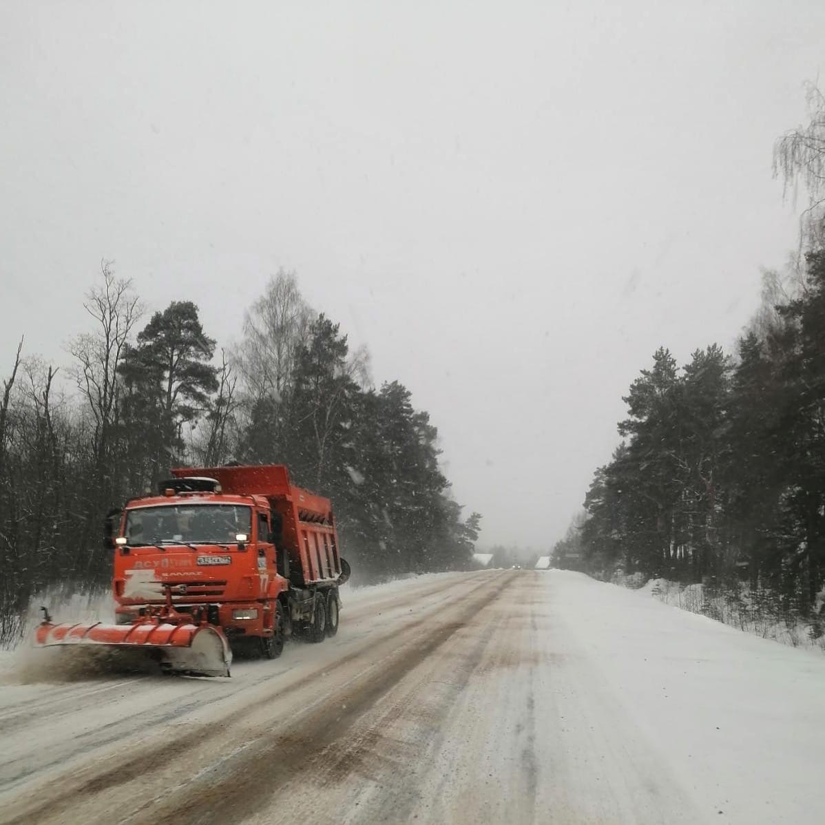 Дмитрий Миронов поручил ликвидировать последствия снегопада и обеспечить безопасный проезд машин