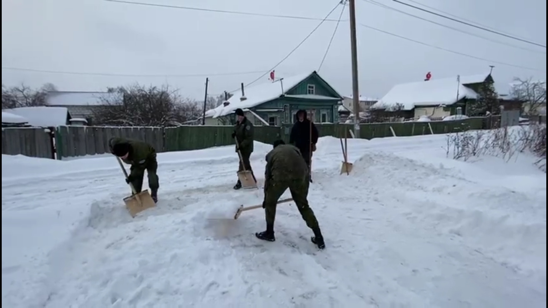 Волонтеры в Ярославской области после буйства снежной стихии помогают расчистить дворы у домов ветеранов
