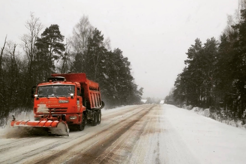 Последствия снегопада на дорогах области в выходные ликвидировали около 400 единиц техники