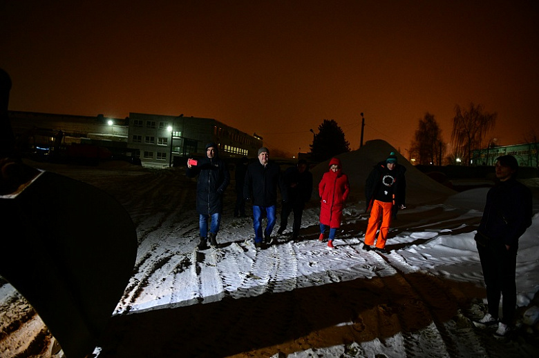 Общественникам в Ярославле продемонстрировали, как проходит ночная уборка снега