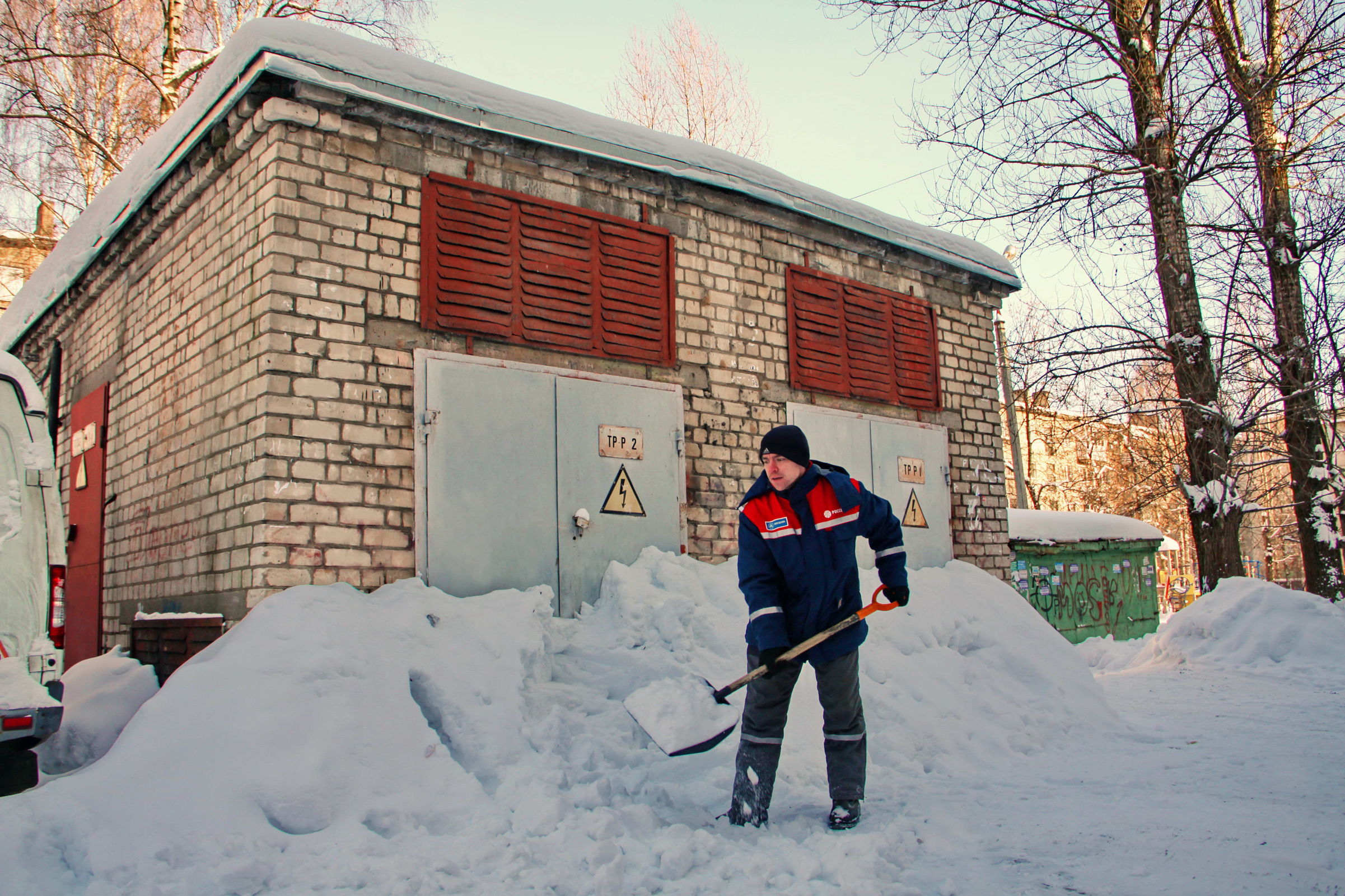 Ярославские энергетики: почему нельзя сгребать снег к подстанциям