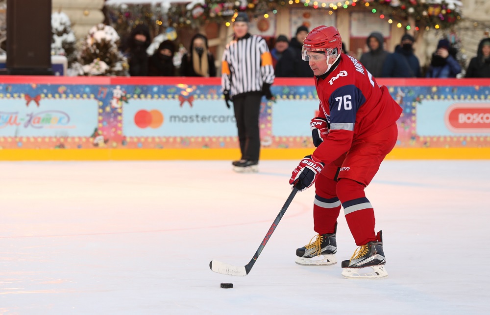 Дмитрий Миронов и ветераны «Локомотива» сыграли в хоккей на Красной площади: фото
