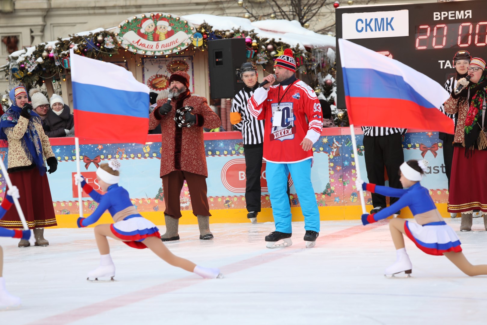 Дмитрий Миронов и ветераны «Локомотива» сыграли в хоккей на Красной площади: фото