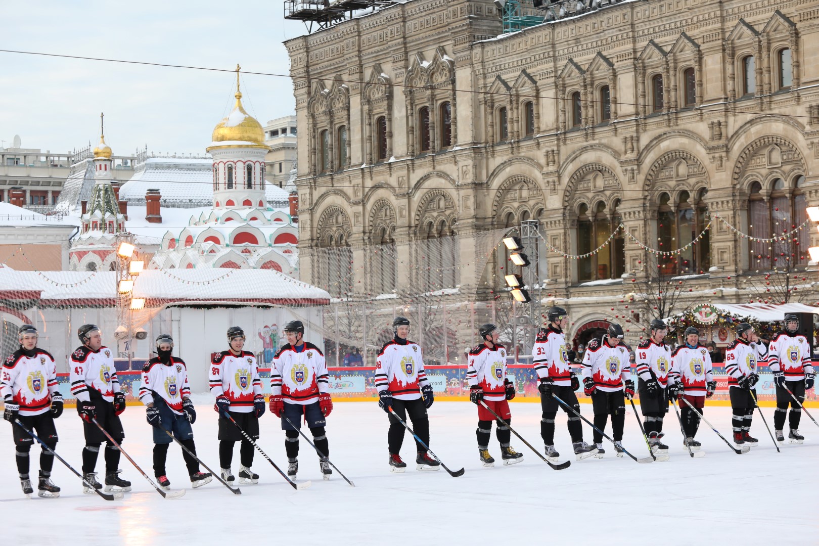 Дмитрий Миронов и ветераны «Локомотива» сыграли в хоккей на Красной площади: фото