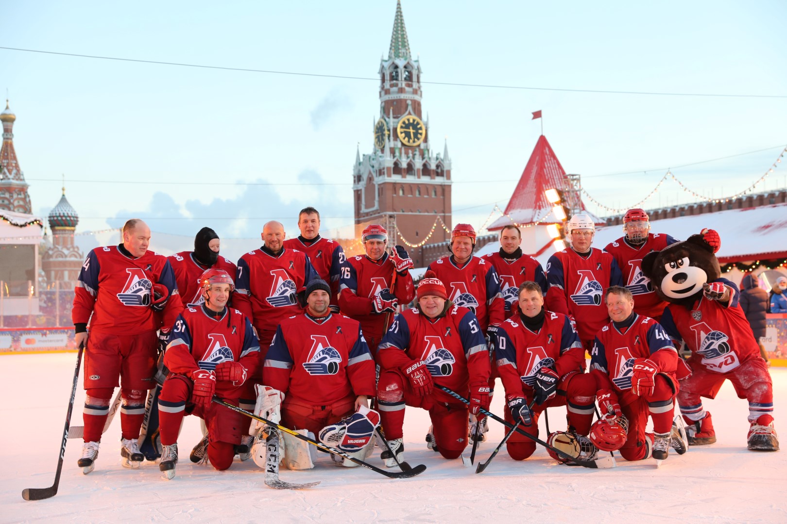 Дмитрий Миронов и ветераны «Локомотива» сыграли в хоккей на Красной площади: фото