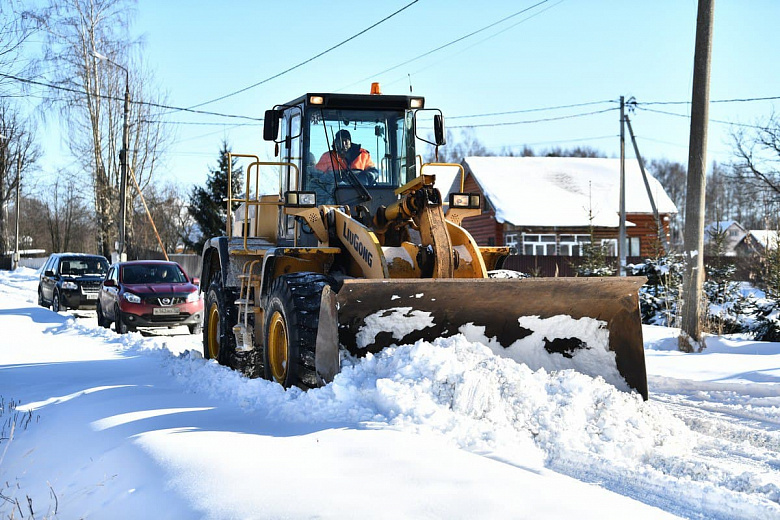 После снегопада в Ярославле снегоуборочная техника работает в усиленном режиме