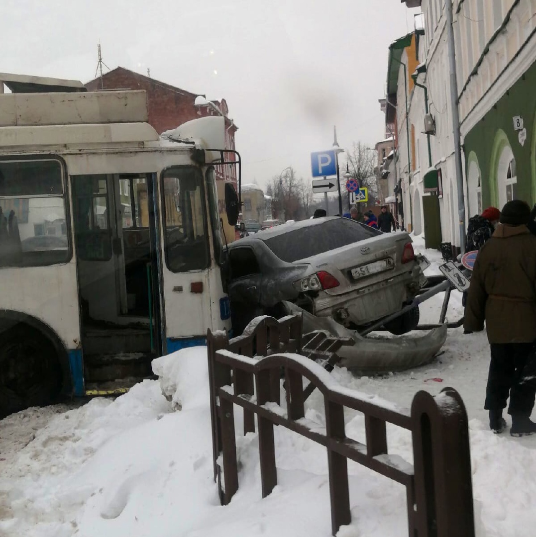 Водитель застрял в кабине: в Рыбинске троллейбус снес с дороги легковушку