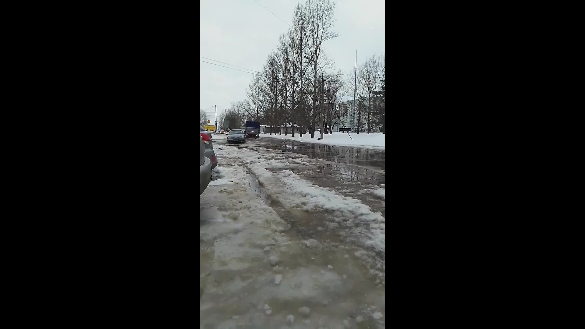 «Воды по капот»: в Ярославле затопило улицу в Дзержинском районе