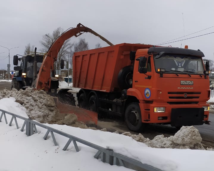 Дорожные службы продолжают устранять последствия непогоды в Ярославской области