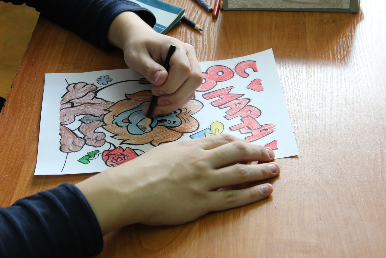 В Ярославле дети делают открытки мамам и бабушкам к 8 Марта