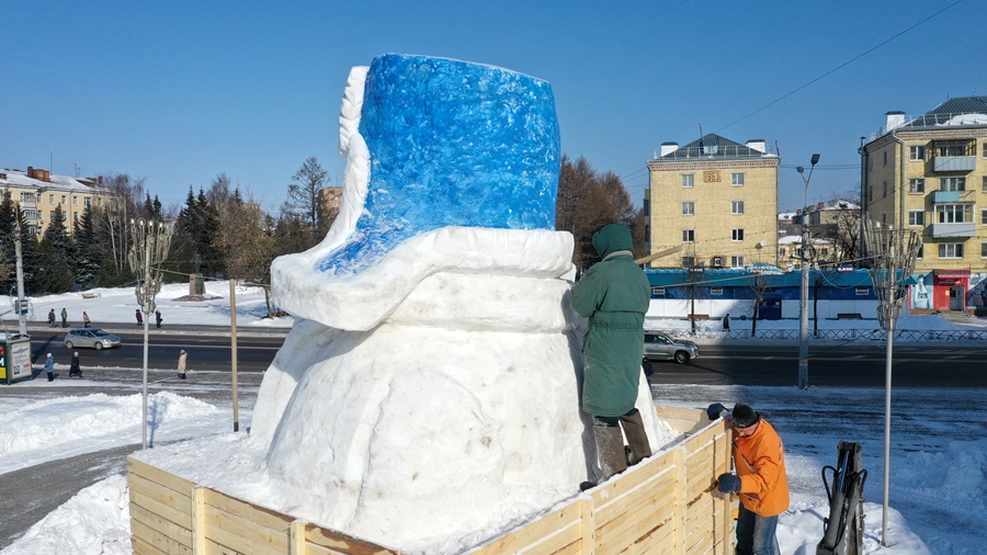 В Рыбинске к Масленице слепят восьмиметрового снеговика