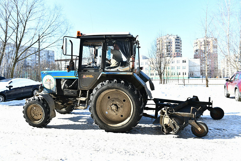 В Дзержинском районе Ярославля дворы очищают от наледи с помощью ледоруба