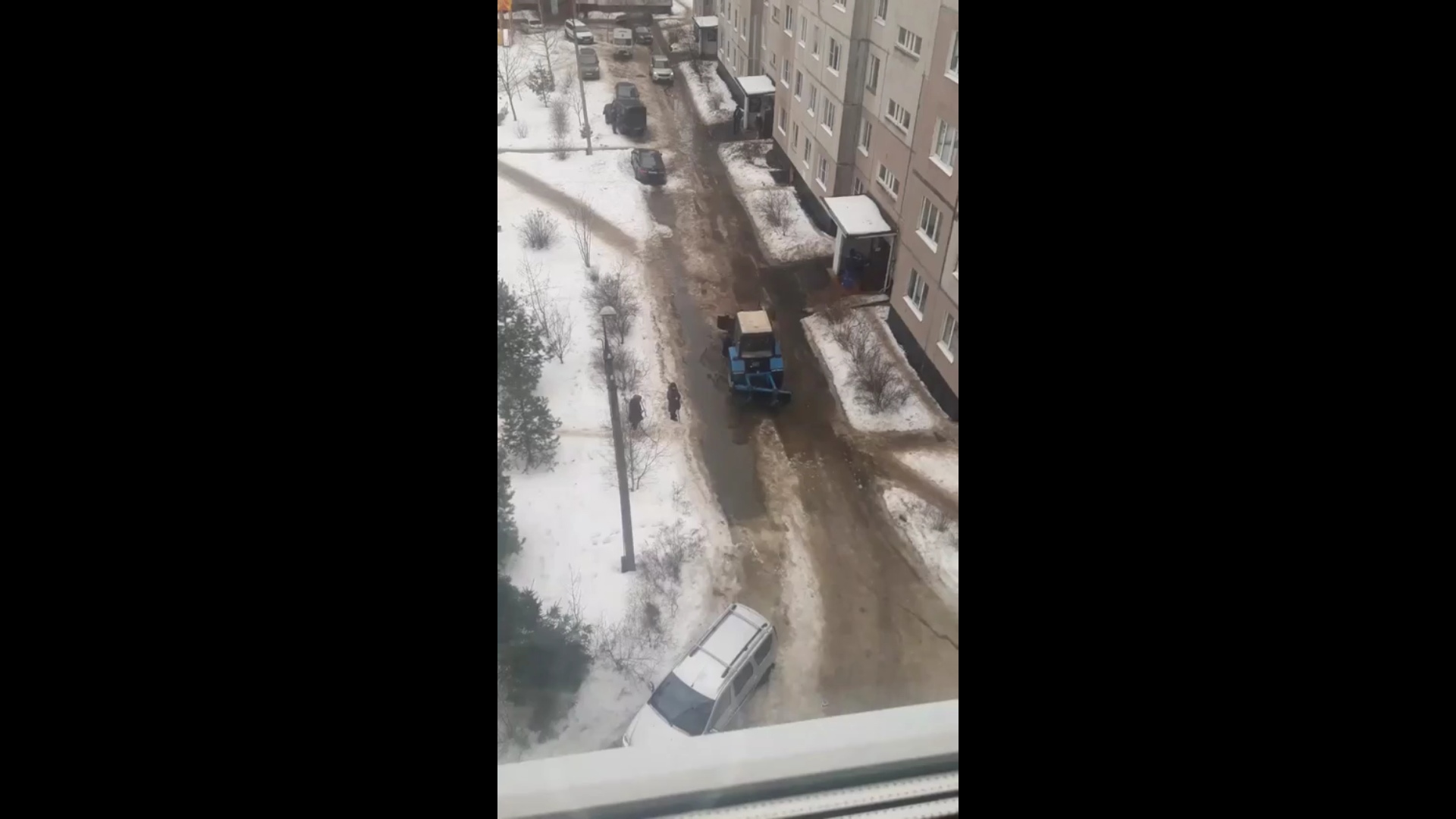 В Ярославле сняли на видео, как трактор пытается ликвидировать огромную лужу во дворе