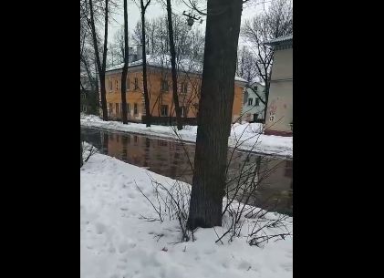 В Ярославле на Пятерке затопило улицу: видео