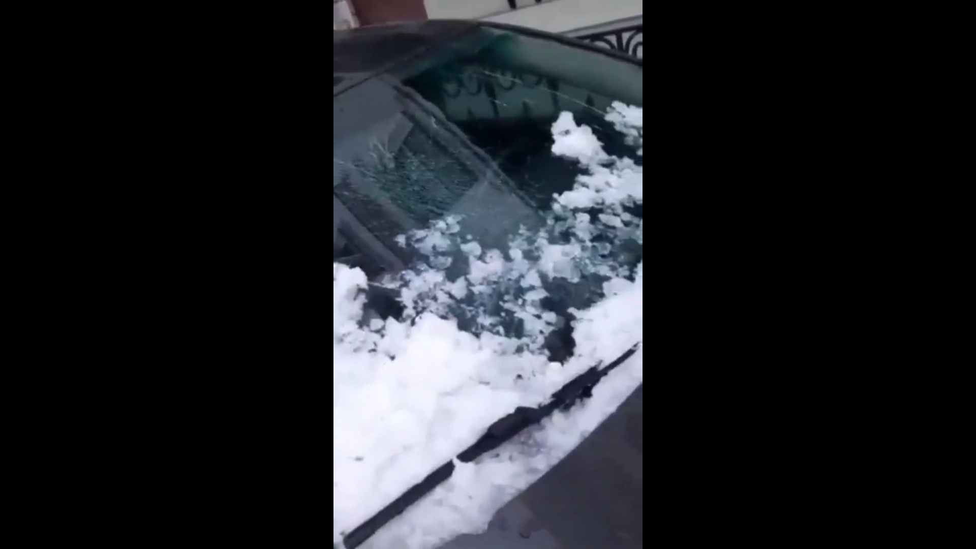 В центре Ярославля снег с крыши упал на два автомобиля