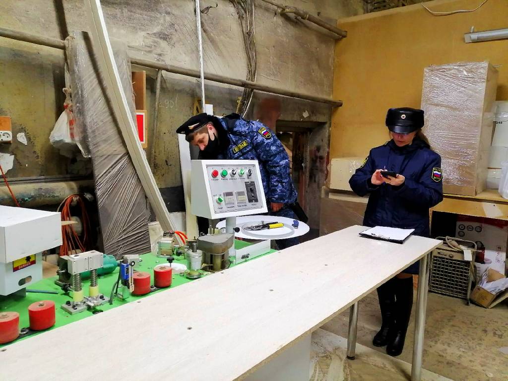 В Ярославле за долг в 2 млн рублей у мебельной фабрики арестовали имущество